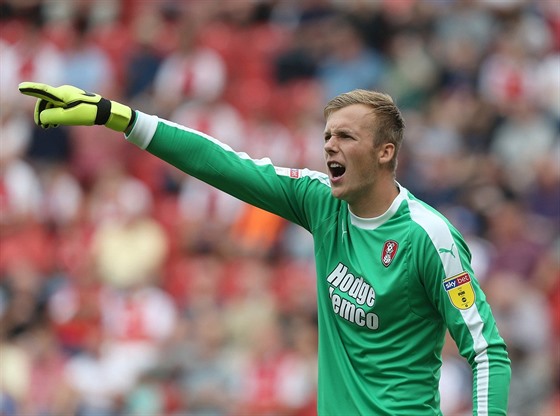 Slovenský branká Marek Rodák v dresu anglického Rotherhamu.