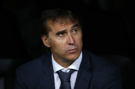 Trenér Realu Madrid Julen Lopetegui ped úvodním zápasem Ligy mistr proti AS...