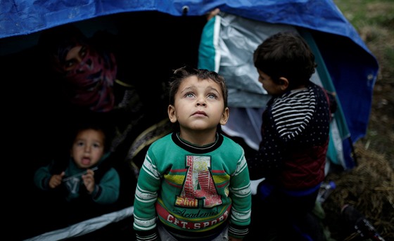 Syrské děti před stanem v uprchlickém táboře Moria
