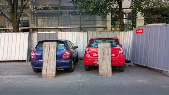 Zakrytá registraní znaka automobilu v Paíské ulici.