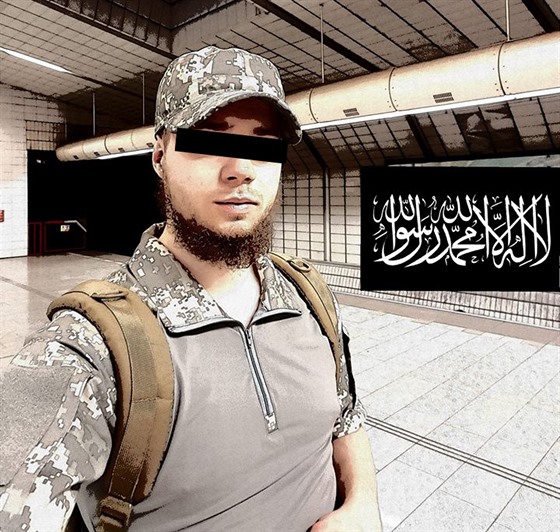  Dominik K. v posledních měsících před zatčením sám sebe fotografoval v přesně stejném oblečení a se stejným vousem, jaké nosí bojovníci Islámského státu.