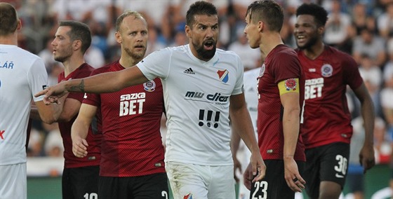 Ostravský útoník Milan Baro se vzteká bhem zápasu se Spartou.