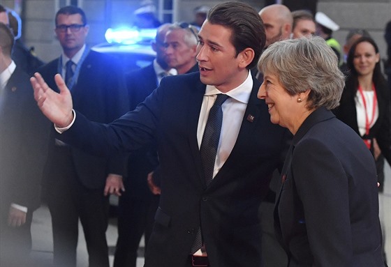 Rakouský kanclé Sebastian Kurz a britská premiérka Theresa Mayová po píjezdu...