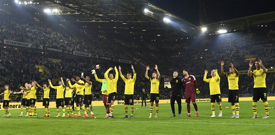 Fotbalisté Dortmund slaví vítzství.