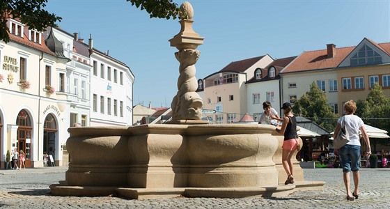 Historická kana na Masarykov námstí v Uherském Hraditi