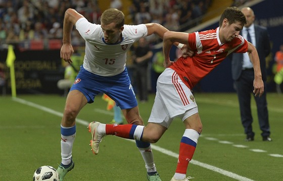 eský fotbalista Tomá Souek (vlevo) bojuje o mí s  Dalerem Kuzjajevem.