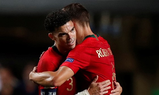 Portugalští fotbalisté Pepé (vlevo) a Ruben Neves se radují z výhry nad Itálií.