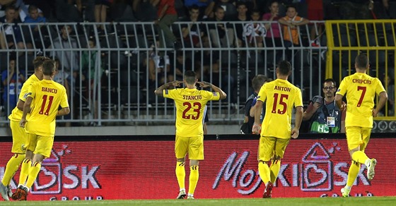 Rumunský fotbalista Nicolae Stanciu (uprostřed) se raduje z gólu v zápase v...