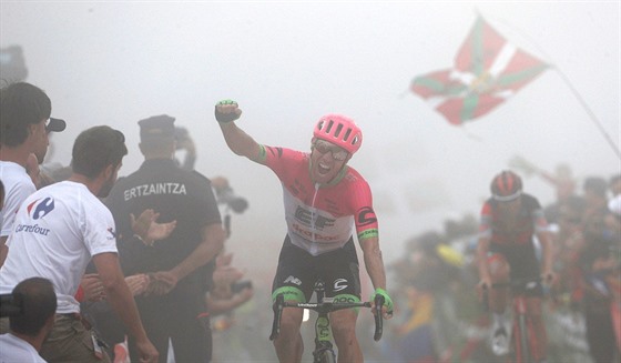 Baskická vlajka vlála v pozadí a kanadský cyklista Michael Woods projídl...