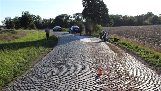 idi auta prorazil na výmolu vanu s olejem a ten vytekl na silnici. Následn...