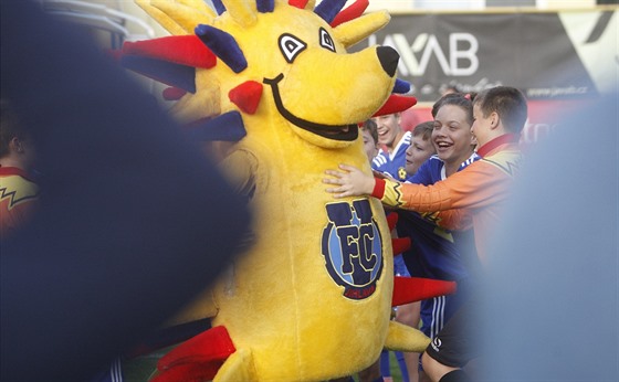 Maskot jihlavských fotbalist na exhibici k 70. výroí klubu