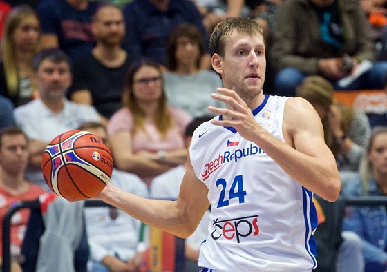 Jan Veselý v dresu basketbalové reprezentace bhem pípravy s Itálií