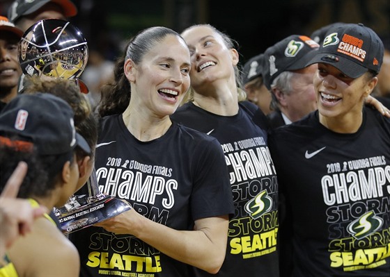 Sue Birdová ze Seattle Storm s trofejí pro vítězky WNBA.