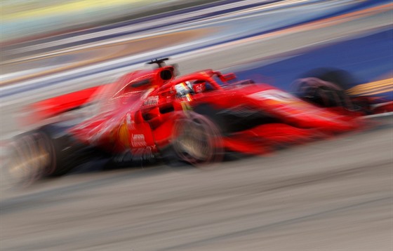 Sebastian Vettel ze stáje Ferrari bhem tréninku na Velkou cenu Singapuru.