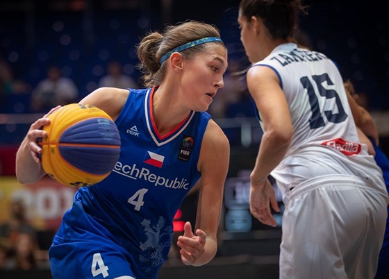 Česká basketbalistka Anna Hrušková (vlevo) útočí na ME 3x3 na italský koš.