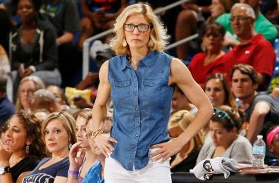Jenny Boucková jako asistentka trenéra Sacramento Kings