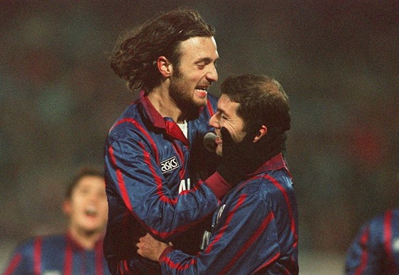 Rok 1996: Christophe Dugarry (vlevo) a Zinédine Zidane oslavují trefu svého...