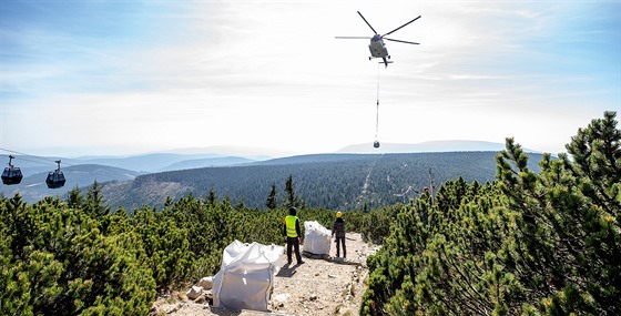 Vrtulník dopravuje na Snku materiál na opravu turistického chodníku z Rové...