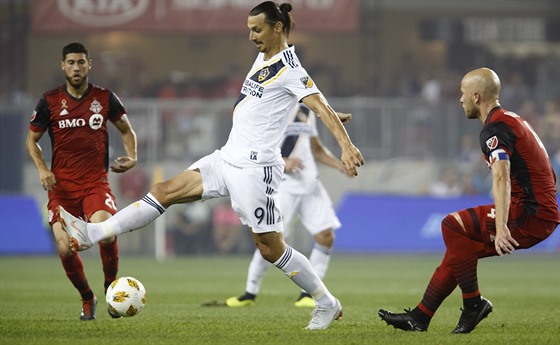 Zlatan Ibrahimovic z Los Angeles Galaxy (s íslem 9) kontroluje mí v utkání...