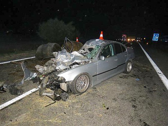 Řidič BMW 525 narazil do přívěsu taženého traktorem na silnici I/16 u Sobotky...