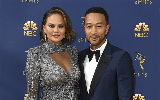 Chrissy Teigenová a John Legend na cenách Emmy (Los Angeles, 17. záí 2018)