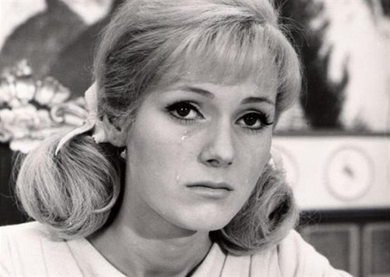 Helena Vondráčková v pohádce Šíleně smutná princezna (1968)