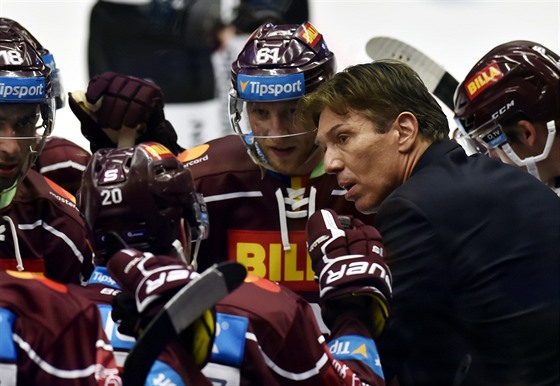 Kouč hokejové Sparty Uwe Krupp řídí týmovou poradu v utkání s Vítkovicemi.