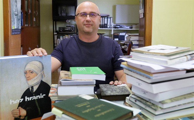 Karel Halla, vedoucí okresního archivu v Chebu, chce sestavit učebnici regionu...