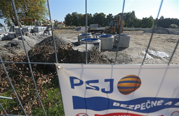 Firma PSJ kvli insolvenci u nedokoní výstavbu záchytného parkovit pro 110...