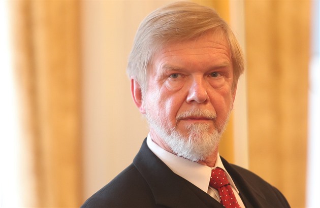 Prezident Milo� Zeman jmenoval p�edsedou Nejvy��ího správního soudu Michala...