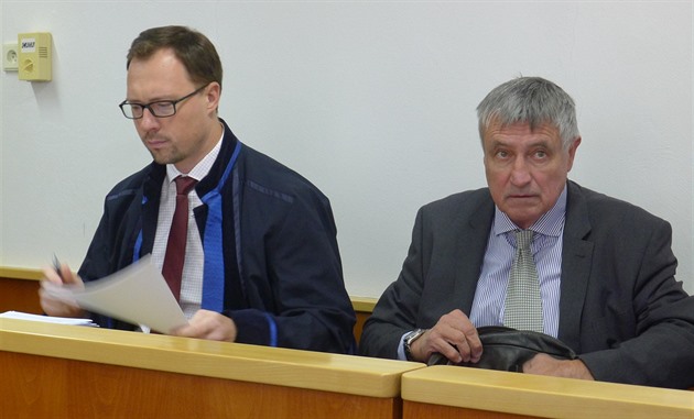 Odsouzený projektant Pavel korpil (vpravo) se svým advokátem. (13.9.2018)