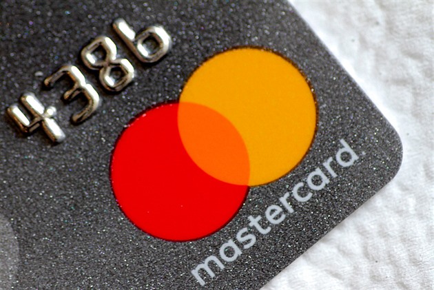 Už neskončí na skládce. Mastercard plánuje recyklaci nejen svých platebních karet