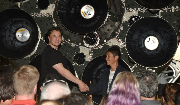 Japonský módní magnát zřejmě oznámí, kdy poletí k Měsíci lodí Elona Muska