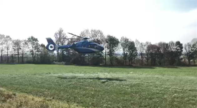 Vrtulník praské záchranky zasahuje u váné nehody v Ronov nad Doubravou.