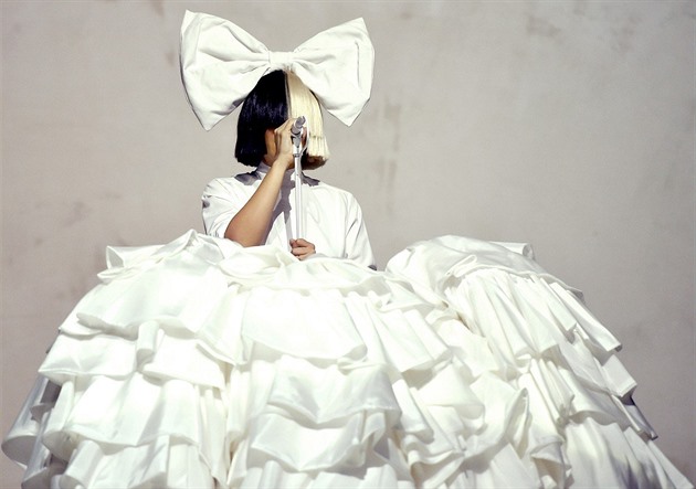 Mám lifting obličeje, přiznala Sia. Fanoušci jsou vzhledem zpěvačky zděšeni