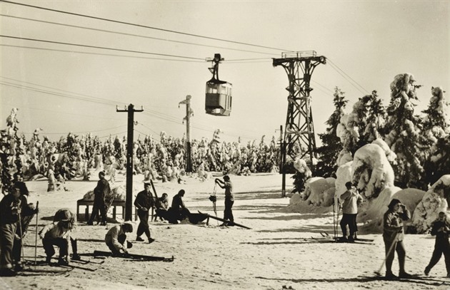 Pvodní kabinová lanovka na ernou horu z roku 1928.