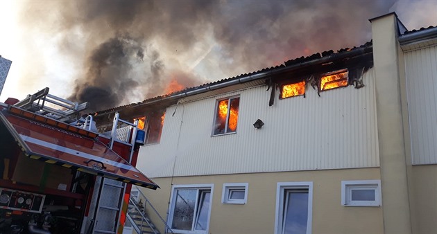 V Kralupech nad Vltavou hoří ubytovna, zdravotníci mají v péči pět zraněných