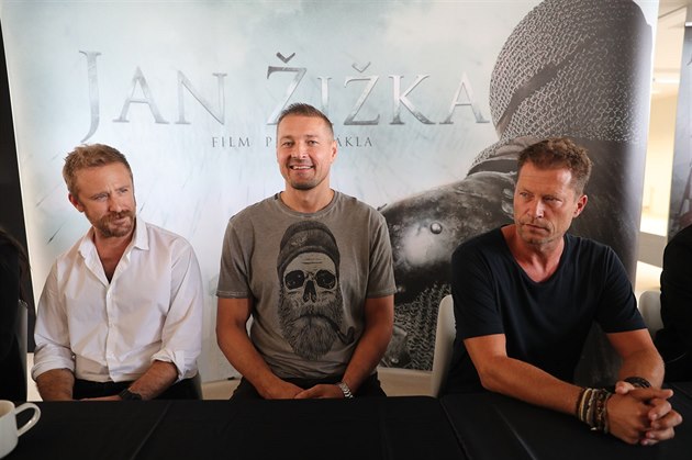 Ben Foster, Petr Jákl a Til Schweiger při prezentaci filmu Jan Žižka