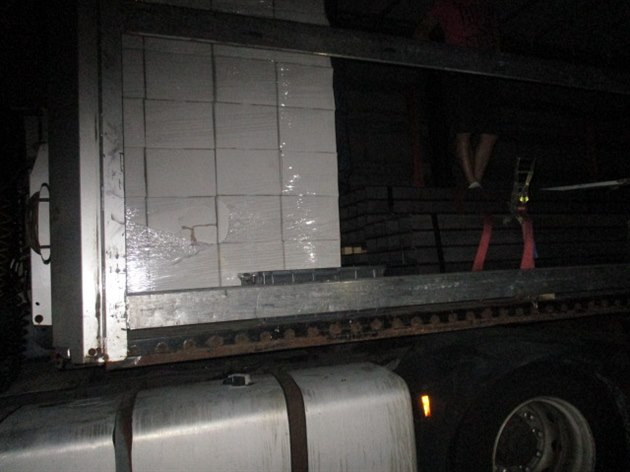 P�es 600 kilo nezna�eného tabáku na�li ostrav�tí celníci ve slovinském kamionu.