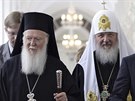 Moskevský patriarcha Kirill (vpravo) a konstantinopolský patriarcha Bartolomj...