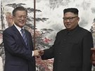Severokorejský vdce Kim ong-un si tese rukou s jihokorejským prezidentem Mun...
