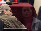 Abimael Guzmán u peruánského soudu, kde si vyslechl verdikt o druhém doivotním...
