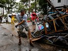 Lidé v Severní Karolín odklízejí následky ádní hurikánu Florence a sítají...