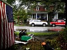 Lidé v Severní Karolín odklízejí následky ádní hurikánu Florence a sítají...