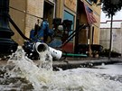 Lidé v Severní Karolín odklízejí následky ádní hurikánu Florence a sítají...