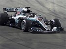 Pilot stáje Mercedes Lewis Hamilton se ítí po trati Velké ceny Singapuru.