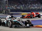 Lewis Hamilton jede se svým vozem Mercedes na ele Velké ceny Singapuru.