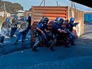 Jihoafrická policie v akci v jedné z oblastí, kam stráci  zákona vyjídjí...