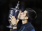 Novak Djokovi s trofejí pro vítze US Open.