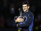 Novak Djokovi s trofej pro vtze US Open.